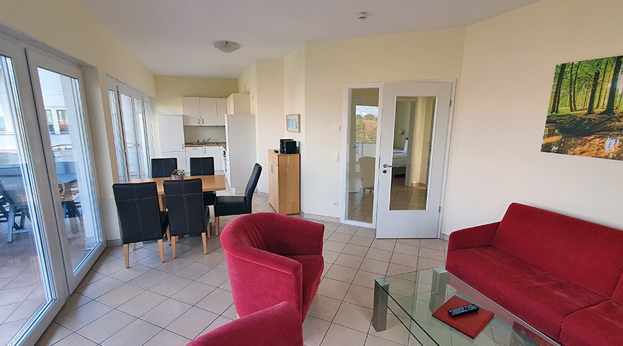 Helle Eckküche mit Backofen, Mikrowelle, Kaffeemaschine und Obstkorb